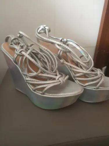 SANDÁLIA ANABELA PRATA COM AMARRAÇÃO