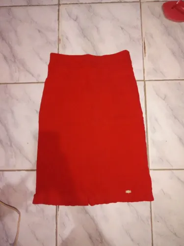 Saia Vermelha Elegante