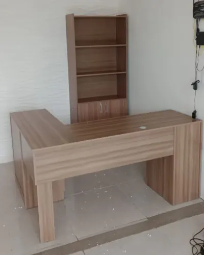 Mesa em L com estante - Ideal para escritório