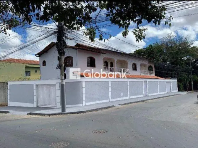 Casa para Aluguel Residencial em Melo, Montes Claros 3 Quartos, 2 Suítes, 340m²