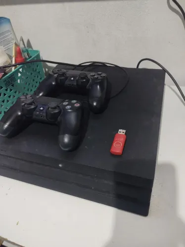 Playstation 4 Pro com 2 Controles e Pendrive