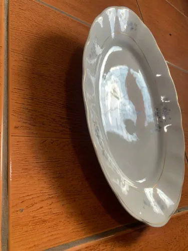 Travessa de porcelana com detalhes dourados