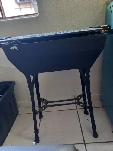 Churrasqueira em ferro fundido a carvao