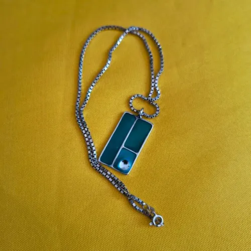 Corrente de Prata Polida, Elo Tijolinho e Pingente Retangular Verde Com Ponto de Luz
