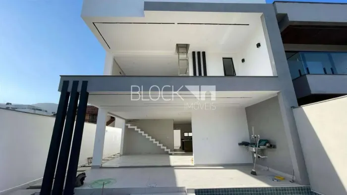 Vargem Pequena | Casa de Condomínio 4 quartos, sendo 4 suites