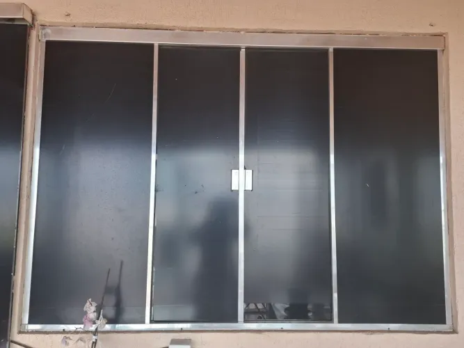 Janela de Alumínio com Vidro Fumê