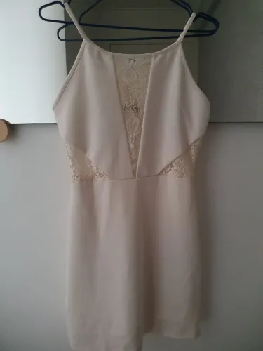 Vestido curto P bege c detalhes em renda