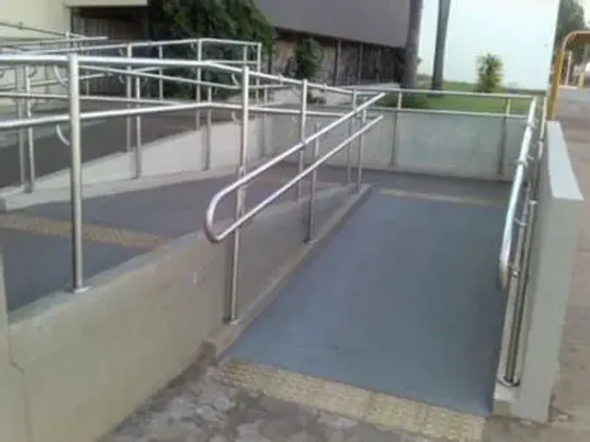 Corrimão e guarda corpo em aço inox.