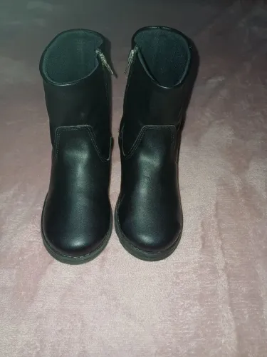 Botas infantis pretas com zíper