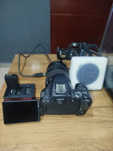 Câmera SL2 Cânon com Lente 18:135 mm