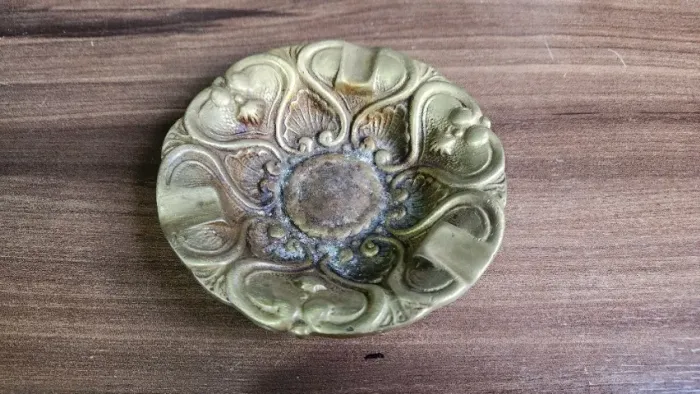 Cinzeiro Antigo, Em Metal, 13cm Diâmetro Dourado