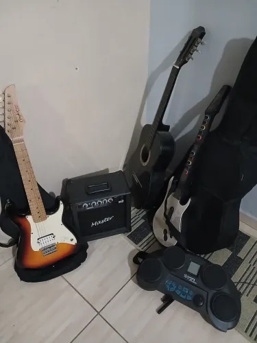 Guitarra condor mais amplificador.