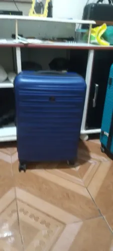 Vendo uma mala de material rígido de 14kg media