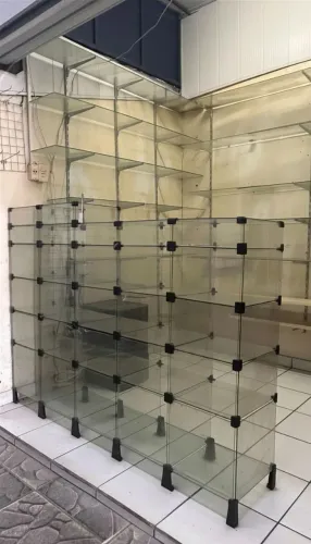Balcão vitrine de vidro modulado para loja (expositor multiuso com 27 nichos)