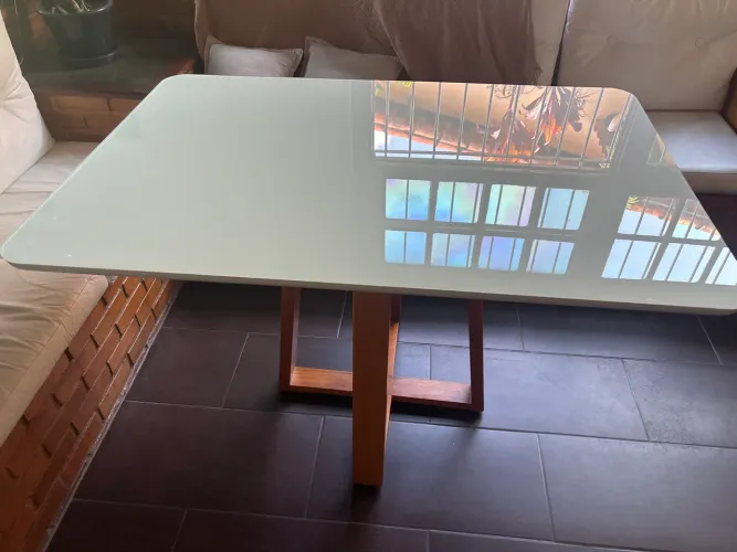 Mesa com tampo de vidro e pé de madeira