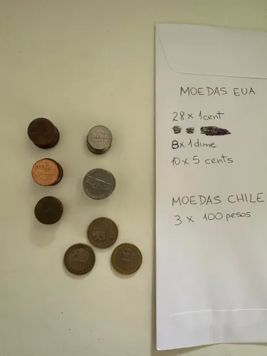 Moedas EUA + 3x100 pesos chilenos