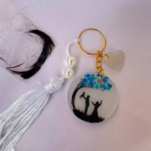 Chaveiro com o primeiro corte de cabelo do bebê