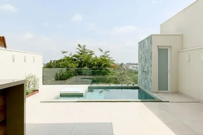 Sobrado à venda com 3 quartos, sendo 1 suíte, escritório e Piscina, no Residencial Jardim