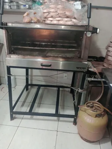 Vendo Forno em bom estado ( único problema e ter que amarra a base para mantê-lo de pé)