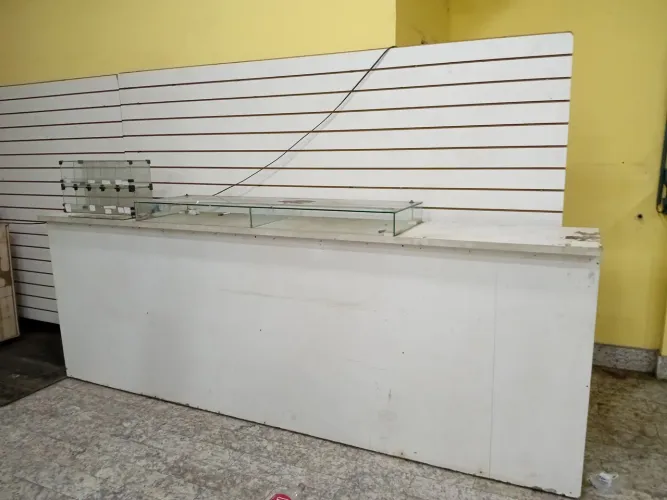 BALCÃO COM EXPOSITOR DE VIDRO