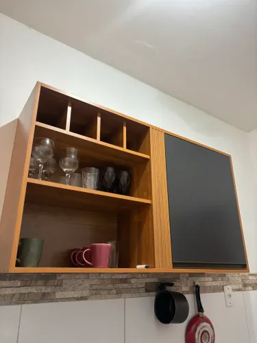 Rack e móvel preto com amadeirado