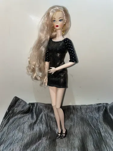 Boneca tipo Barbie articulada