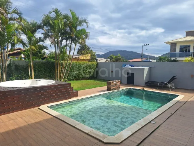 Casa residêncial de 376,02 com 3 suites em Florianópolis