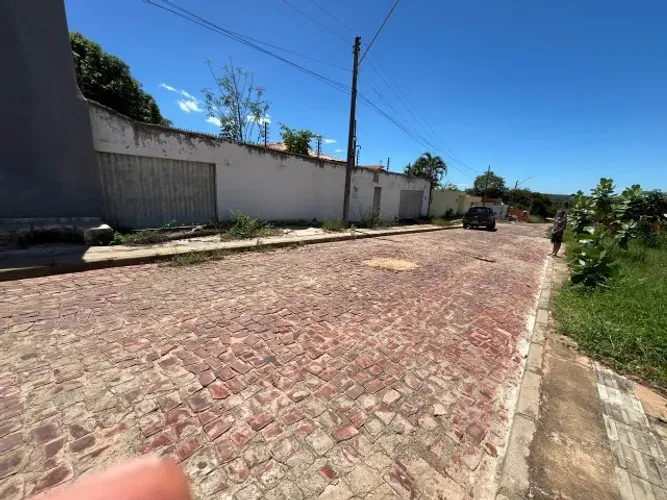 Casa em amplo terreno, no Bairro Judite Piauilino, a poucos metros da rodoviária e da BR