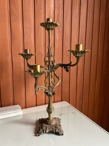 Par de candelabros em metal/bronze