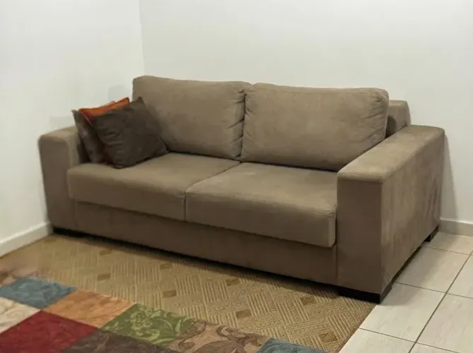 Sofá retrátil Suede Cappucino marrom beje + 3 almofadas +Tapete Sisal Antiderrapante 