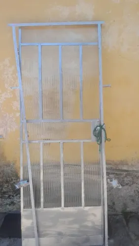 PORTA DE FERRO COM VIDRO E FECHADURA