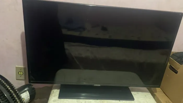 Vendo duas televisões juntas 1 Samsung 40 polegadas e 1 Philco 32 polegadas.