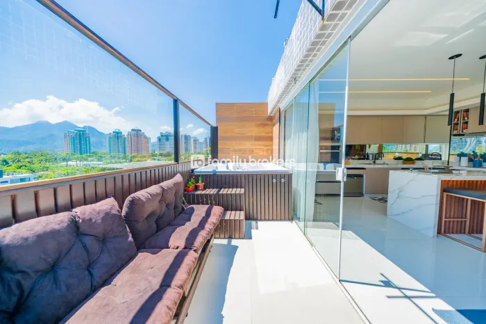 Cobertura 200m² á 100mts da Av. Lucio Costa – 3Q + dependência.