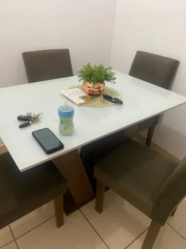 Mesa tampa de vidro 4 cadeiras estofado