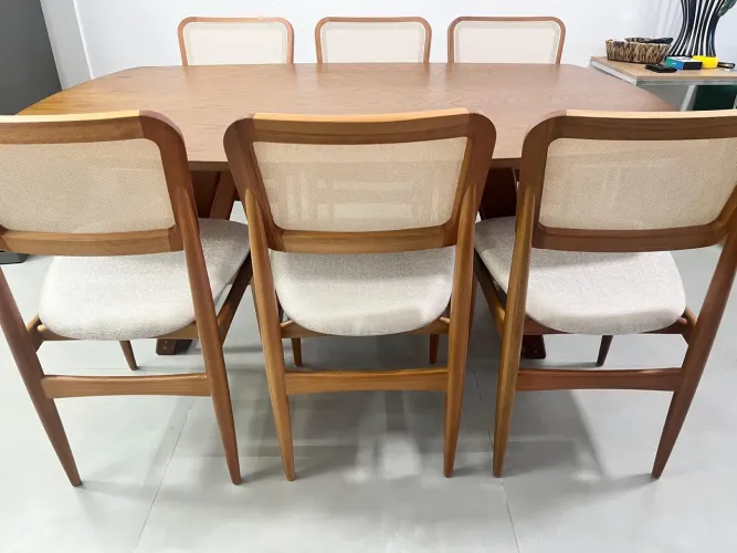 Mesa toda na madeira completa