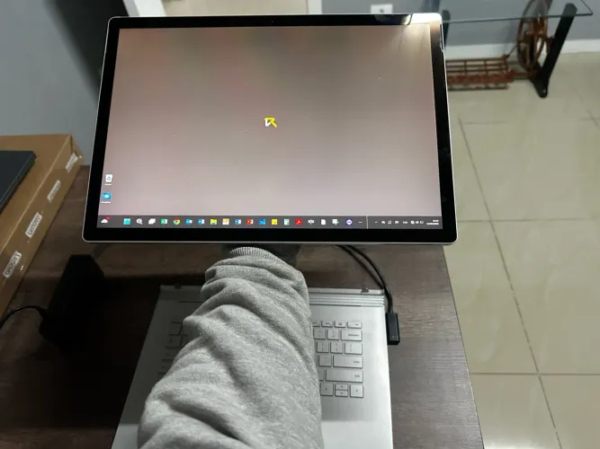 Microsoft Surface Book 2 i7 | 16 GB