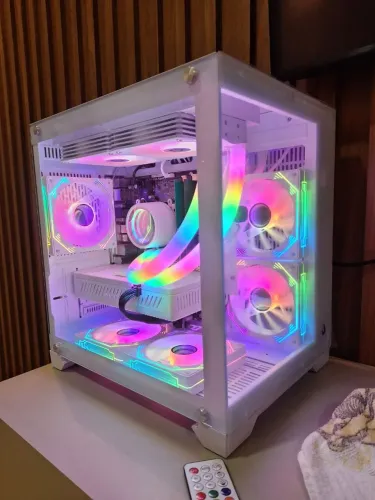PC Gamer Branco Estilo Aquário | i7, 16GB, RX 580 8GB + Acessórios