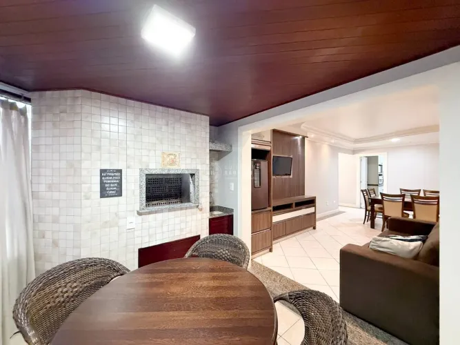 Apartamento Quadra Mar no Centro de Balneário Camboriú 3 Dormitórios, Mobiliado, Sacada c