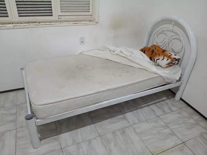 Cama de solteiro com colchão magnético