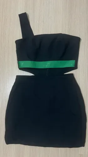 Vestido preto (Joy) de um ombro só