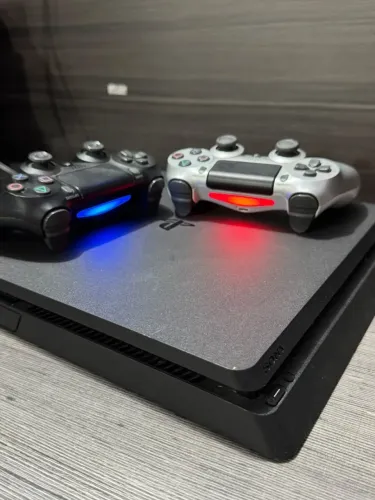 Playstation 4 Slim 1TB + 2 controles