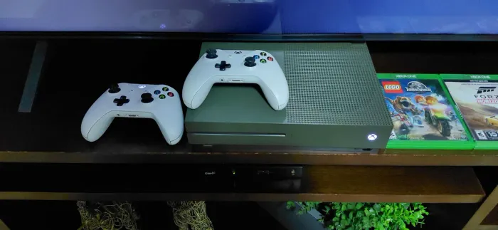 Xbox One 756gb, 2 controles e 4 jogos físicos