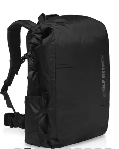 Mochila wolf attack alligator
