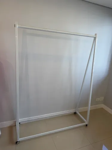 Arara de roupa branca com rodinha de metal