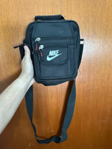 Bolsa Transversal Preta com Logo Nike - Vários Compartimentos