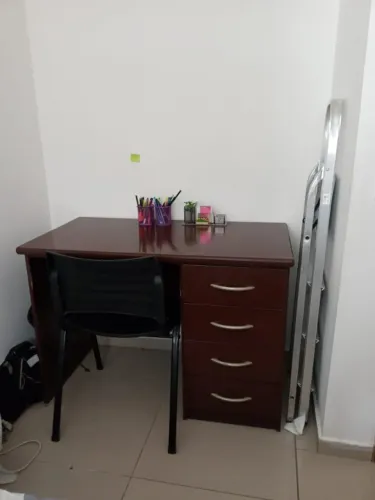 Escrivaninha com cadeira