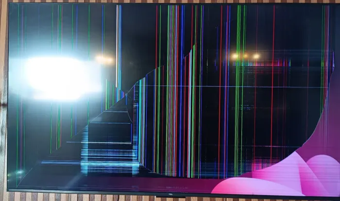 Tv TCL semi nova com tela trincada