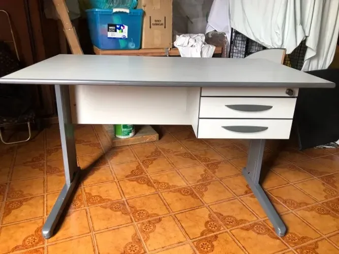 Escrivaninha Mesa para Escritório de Metal e MDF