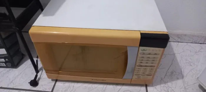 Microondas usado (não esquenta mais! Serve para tirar peças)