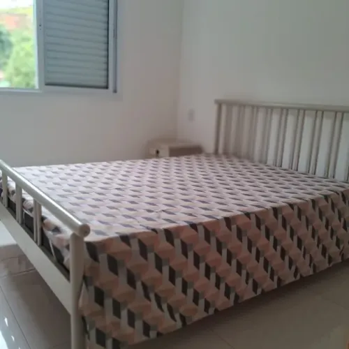 Cama de casal de madeira com pintura branca